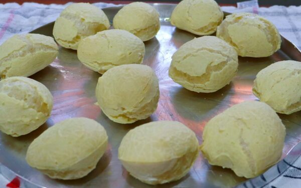 Como fazer biscoito de polvilho assado que parece pão de queijo.
