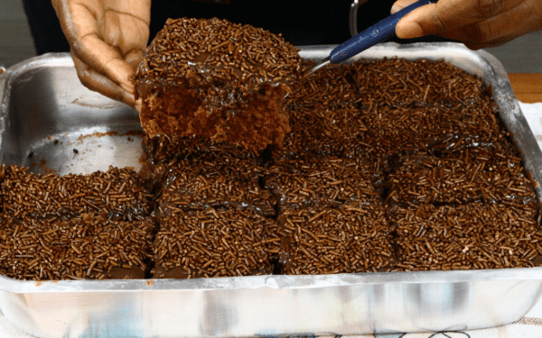 Bolo de Chocolate com Nescau: Receita Econômica e saborosa.