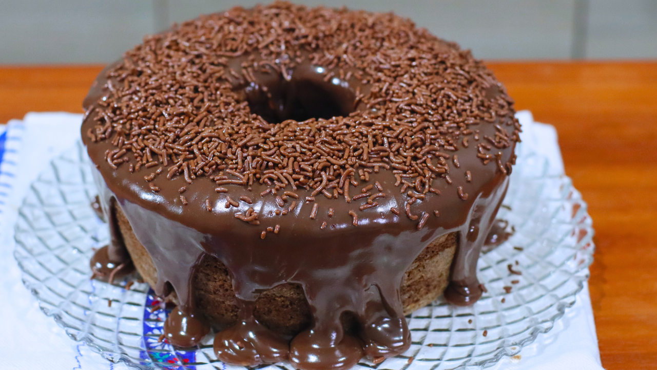 Bolo de Nescau Fofinho com Cobertura Cremosa e Fácil