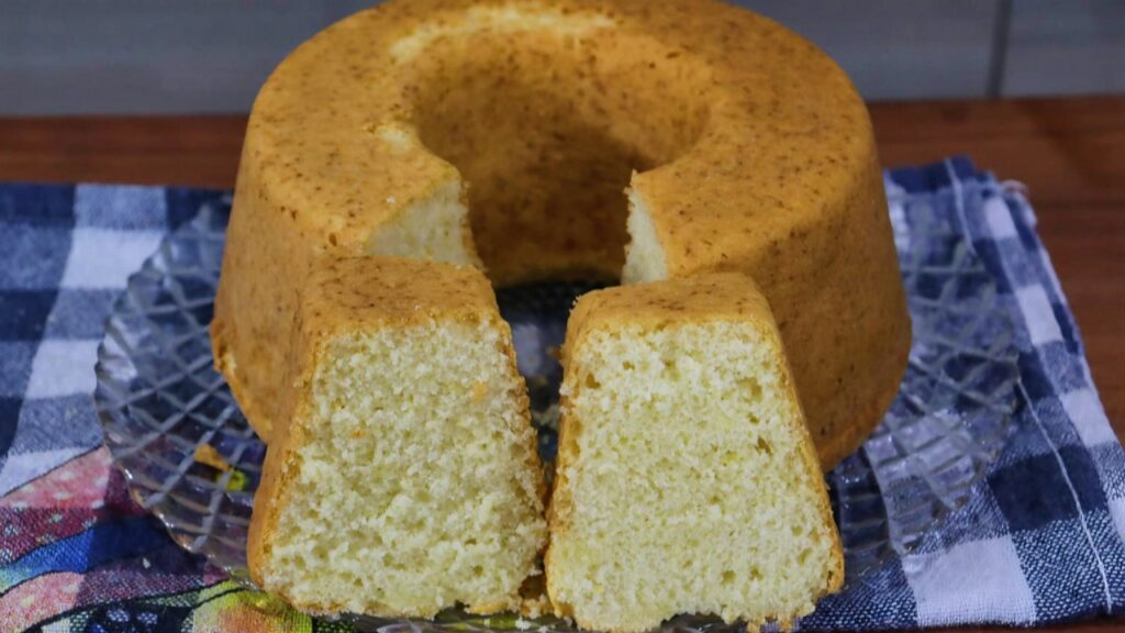 Bolo Simples e Fofinho com Ingredientes que Você Já Tem em Casa 1 Bolo simples, fofinho e fácil de fazer com ingredientes que você já tem em casa. Receita perfeita para o café ou lanche da tarde!