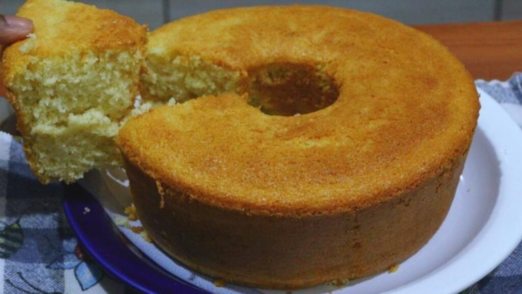 Bolo simples de trigo fofinho, econômico e fácil de fazer. Receita clássica feita com poucos ingredientes, perfeita para o café da manhã e lanche da tarde. Aprende o passo a passo completo!