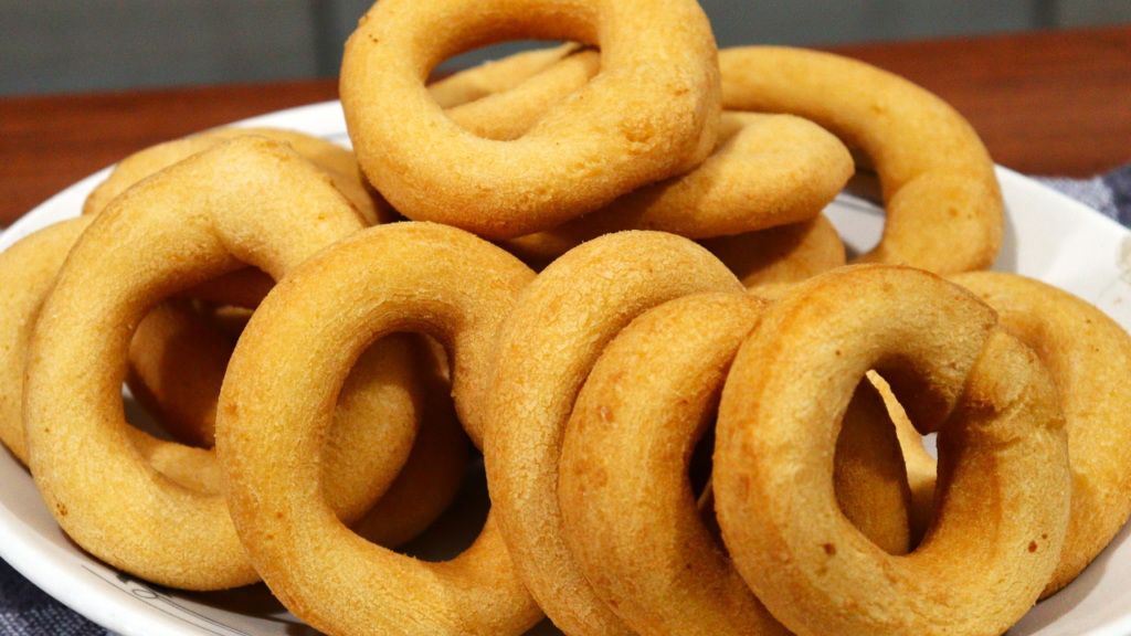 Aprenda a fazer biscoito de polvilho doce frito com apenas 3 ingredientes: uma receita simples, econômica e perfeita para o café da manhã ou lanche da tarde. Fica sequinho, leve, crocante por fora e macio por dentro, igualzinho ao biscoito de padaria. Uma receita fácil que rende bem e sempre faz sucesso!