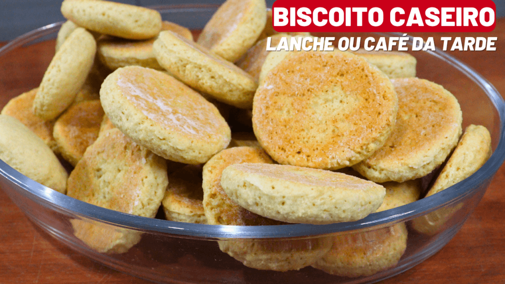 Biscoito Caseiro que Derrete na Boca – Receita Fácil de Bolacha Caseira Simples 1 Biscoitos caseiros dourados e macios em forma, prontos para o lanche, acompanhados de uma xícara de café.