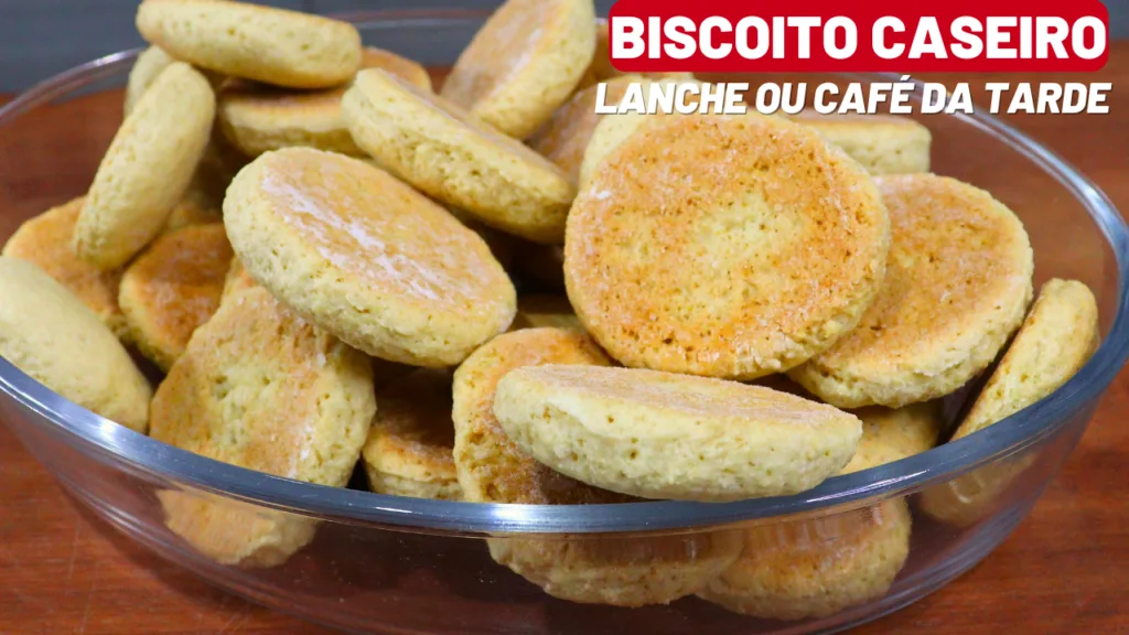 Biscoitos caseiros dourados e macios em forma, prontos para o lanche, acompanhados de uma xícara de café.