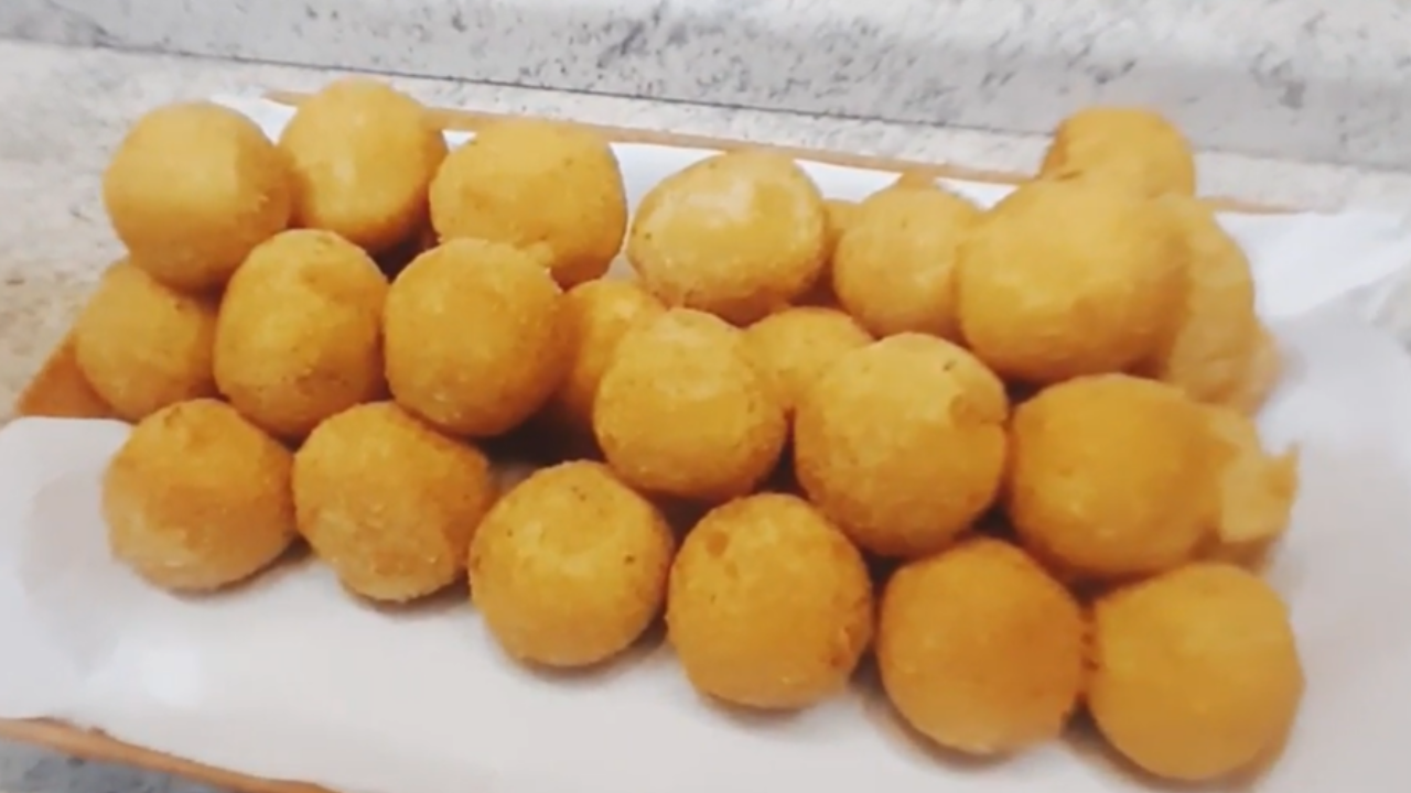 Bolinha de Queijo Crocante com Massa de Salgado Fácil (Não Estoura ao Fritar)