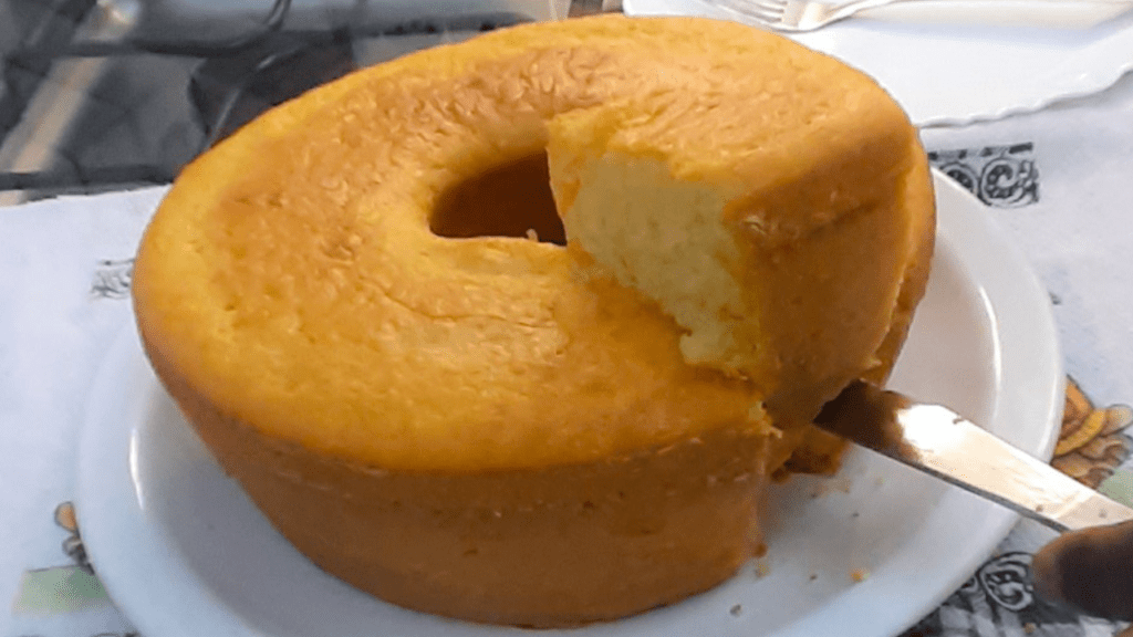 Bolo de Leite Condensado Simples, Fofinho e Muito Rápido 1 Bolo de Leite Condensado Simples Fofinho e Muito Rapido