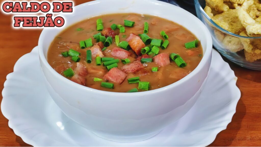 CALDO DE FEIJÃO CASEIRO COM BACON, CALABRESA . RECEITA FÁCIL 1 Caldo de feijão cremoso com bacon, calabresa e torresmo. Receita caseira fácil, perfeita para o inverno, jantar ou vender em porções.