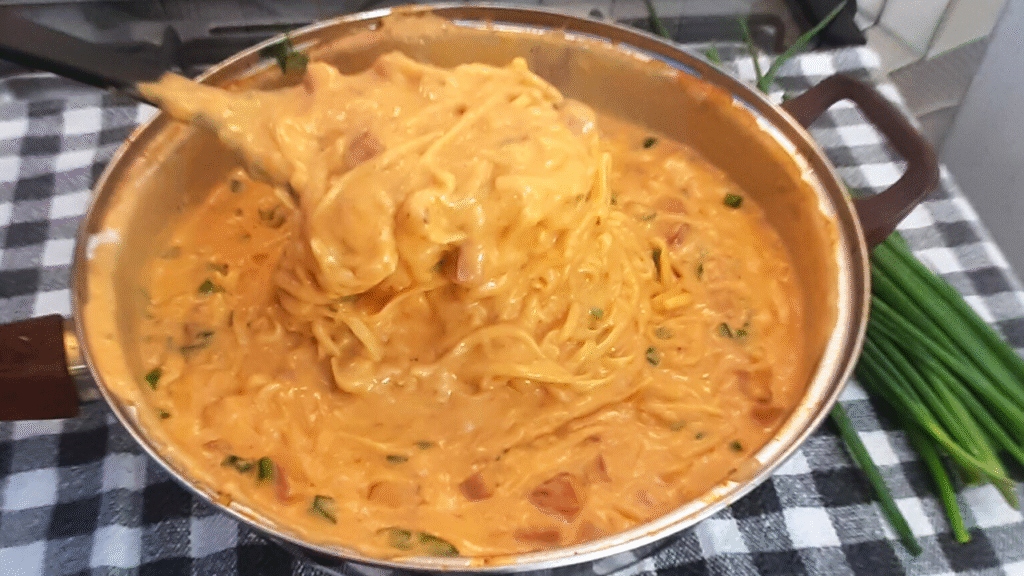 Macarrão cremoso com bacon e calabresa, feito em uma panela só e pronto em 20 minutos. Receita fácil, saborosa e perfeita para o dia a dia!