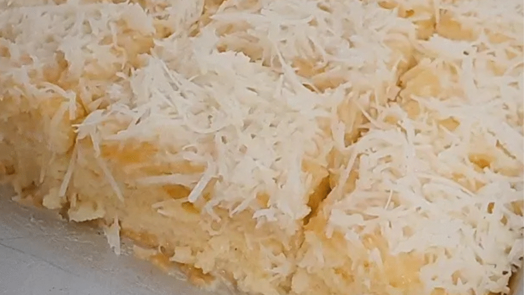 Aprenda a fazer bolo de coco molhadinho tipo toalha felpuda, fofinho e com calda cremosa. Receita fácil, deliciosa e perfeita para qualquer ocasião!