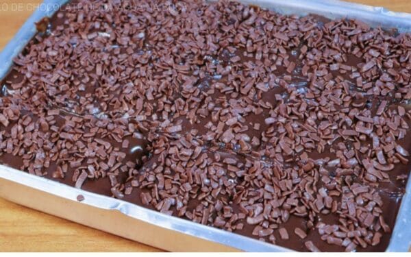 Massa Fofinha de Bolo de Chocolate com Cobertura Cremosa.
