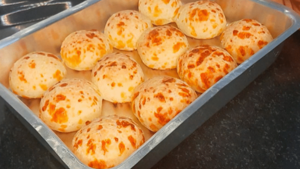 Pão de Queijo Mineiro – Receita Fofinha com Casquinha Crocante 1 Pão de queijo mineiro fácil que não murcha! Crocante por fora, macio por dentro e perfeito para congelar. Receita rápida e testada!