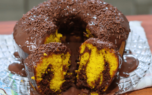 Bolo de Cenoura com Chocolate Fofinho  com Cobertura Cremosa