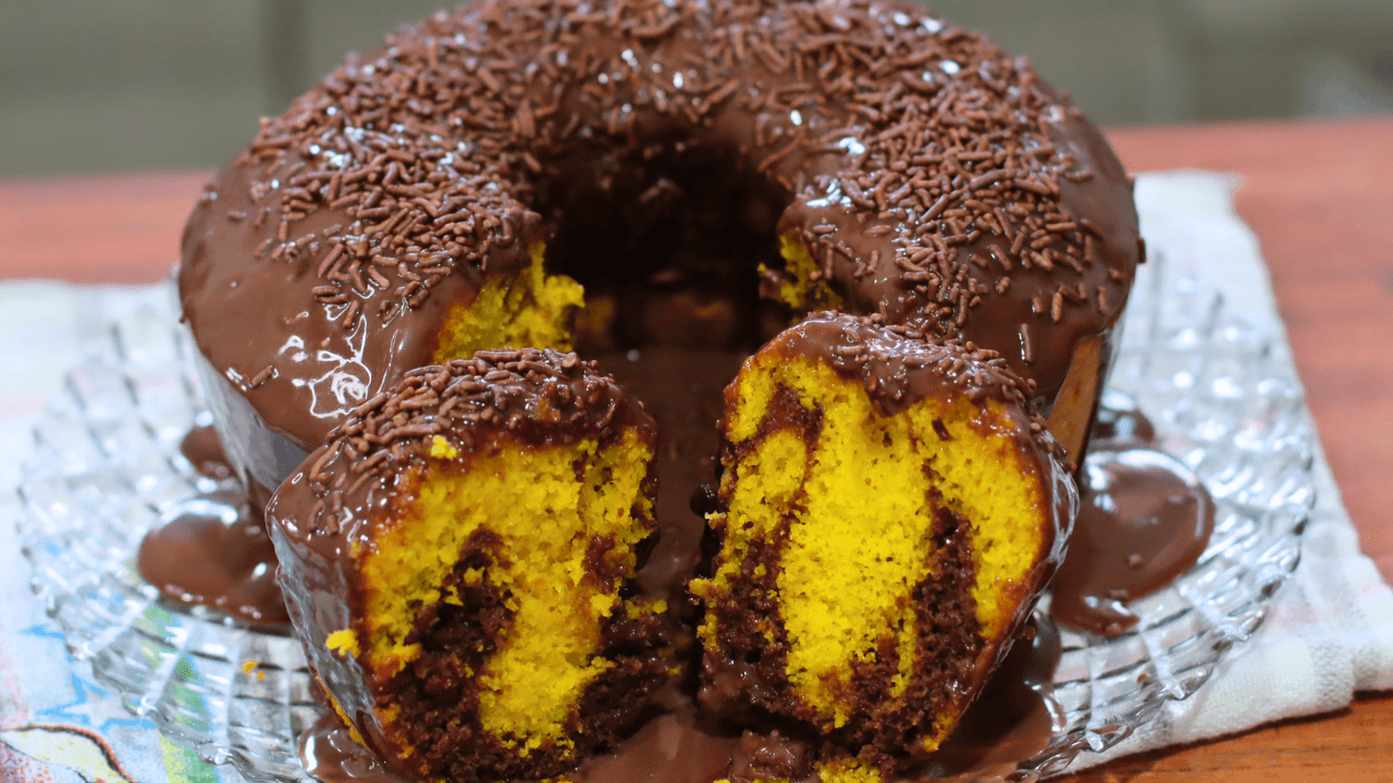 Bolo de Cenoura com Chocolate Fofinho  com Cobertura Cremosa