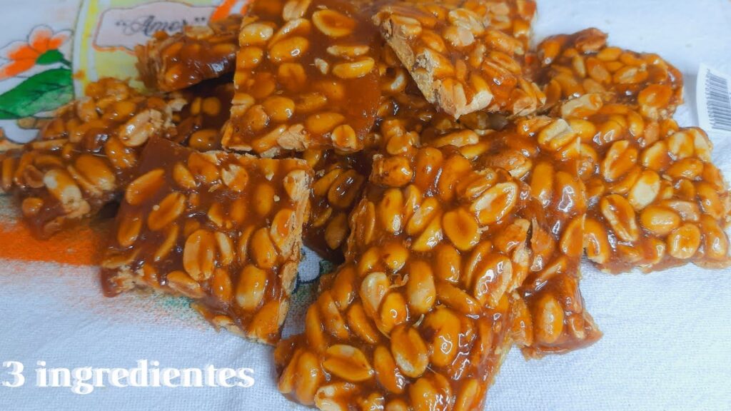 Aprenda como fazer pé de moleque com apenas 3 ingredientes! Uma receita fácil, econômica e deliciosa com dicas para acertar o ponto do caramelo.