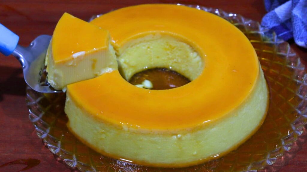 Receita fácil de pudim de leite condensado tradicional: cremoso, lisinho, sem furinhos e com calda perfeita. Aprenda como fazer passo a passo!