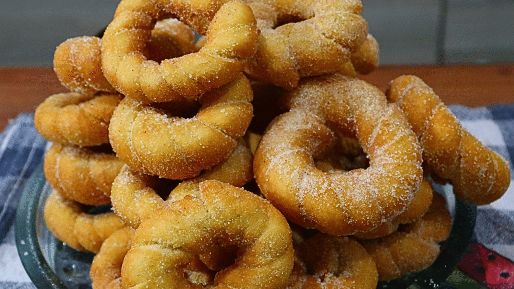 Se você está procurando uma receita fácil, prática e deliciosa para o lanche ou café da manhã, essa rosquinha frita de vinagre é a escolha perfeita!