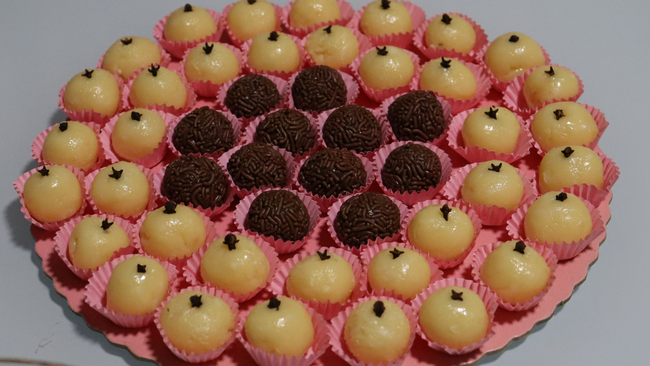 Receita fácil de brigadeiro e beijinho com creme de leite, cremosos e práticos. Sobremesa simples, rápida e perfeita para qualquer ocasião.