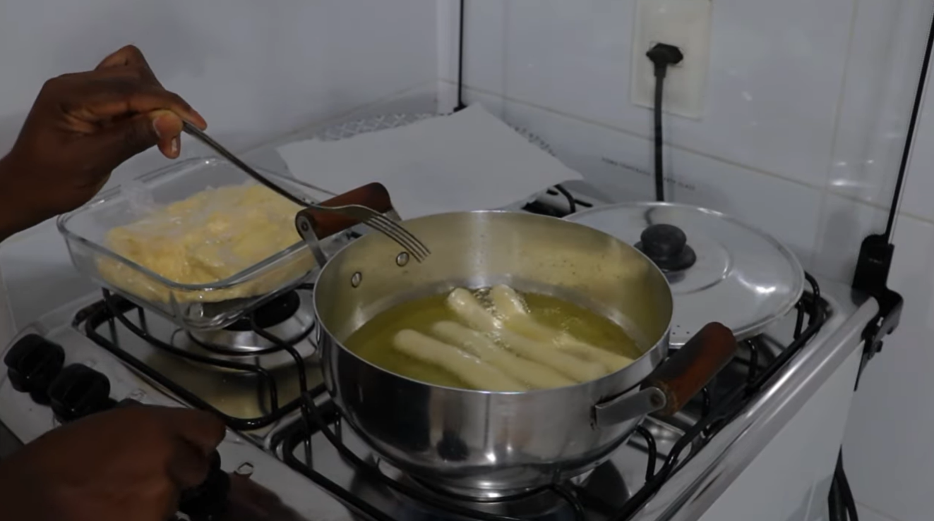 Por que o biscoito de polvilho estoura durante a fritura? Veja como evitar