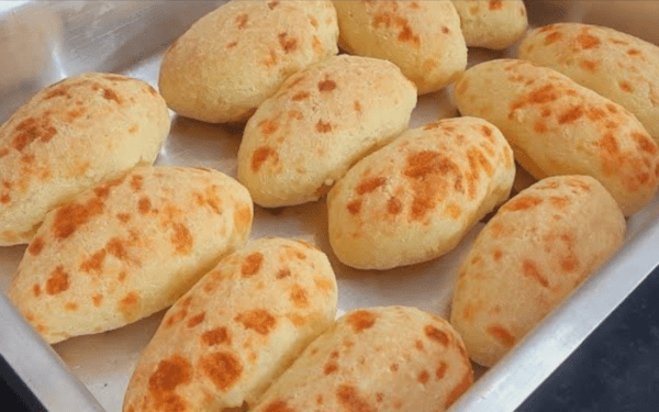Biscoito de polvilho com queijo assado. Receita fácil, econômica e perfeita pro café da tarde.