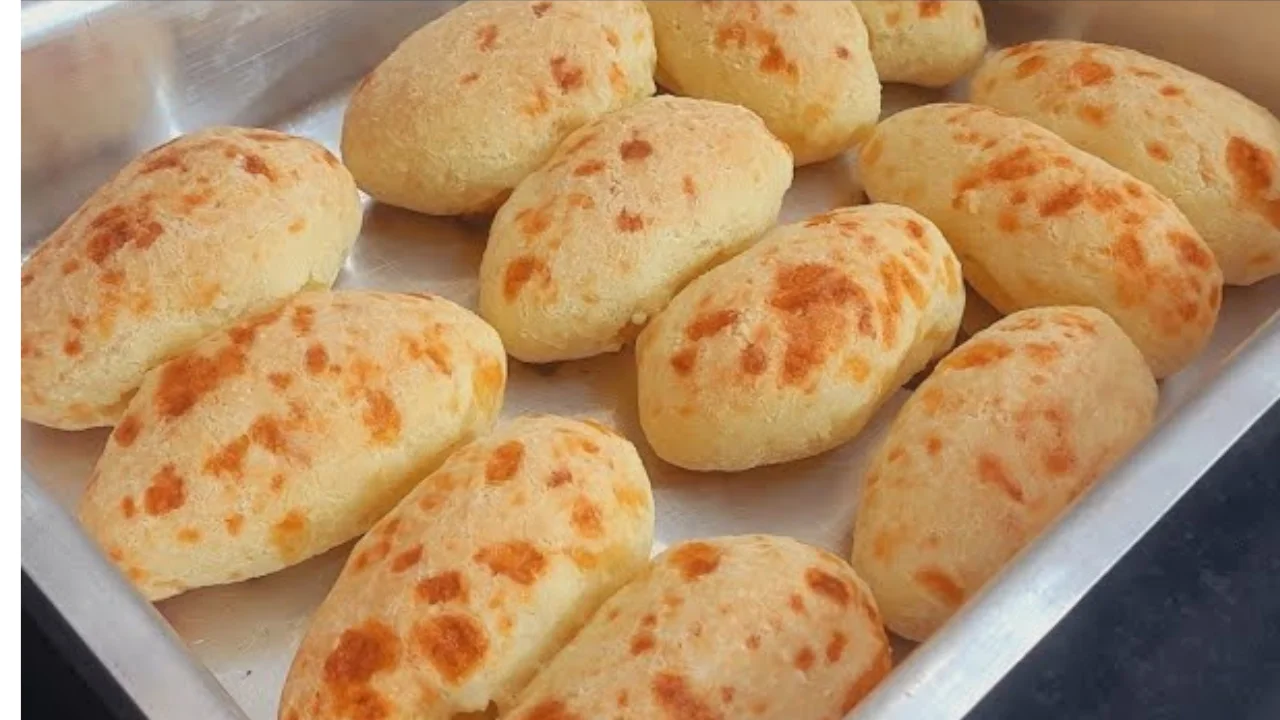 Biscoito de polvilho com queijo assado. Receita fácil, econômica e perfeita pro café da tarde.
