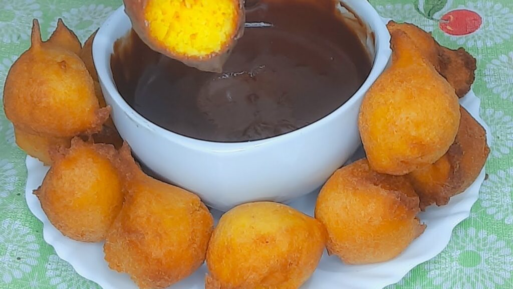 Bolinho de Chuva de Cenoura com Calda de Chocolate. 1 bolinho de chuva.jpg