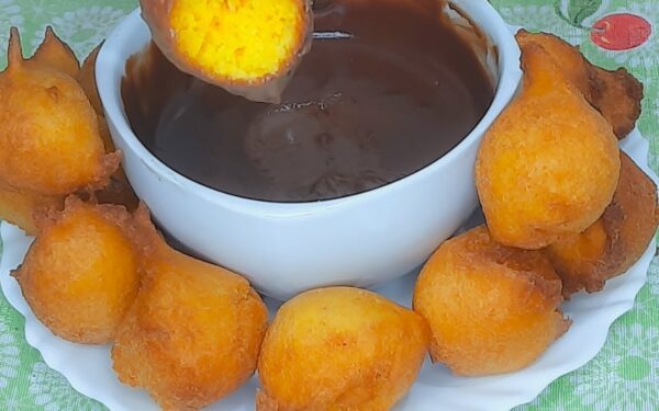Bolinho de Chuva de Cenoura com Calda de Chocolate.