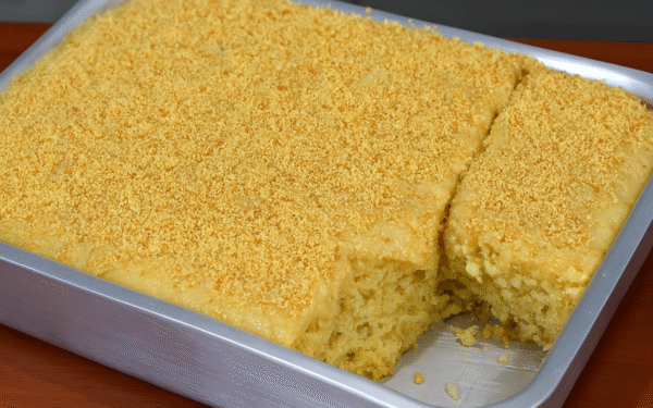 Bolo de Amendoim Fofinho com Cobertura Cremosa – Receita Fácil, Rápida e Irresistível