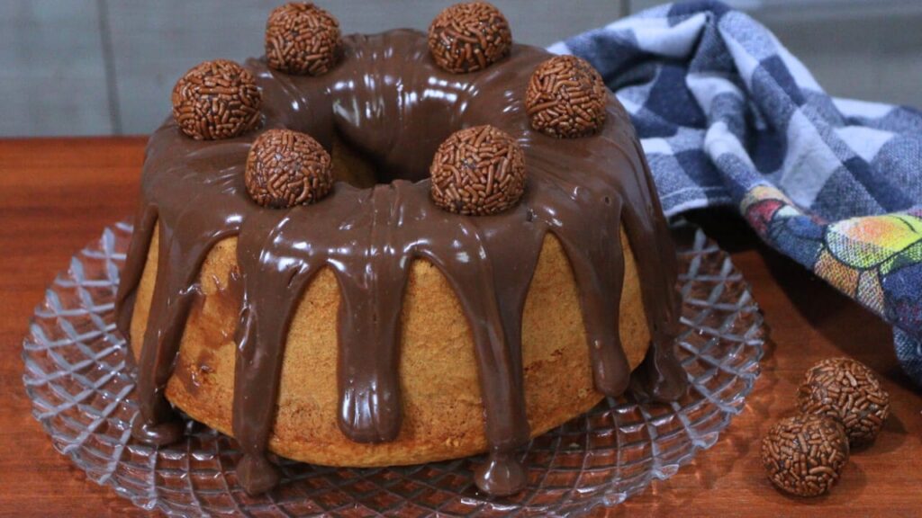 Bolo de cenoura fofinho com cobertura de brigadeiro! Receita fácil, rápida e infalível para nunca mais errar. Experimente hoje mesmo!