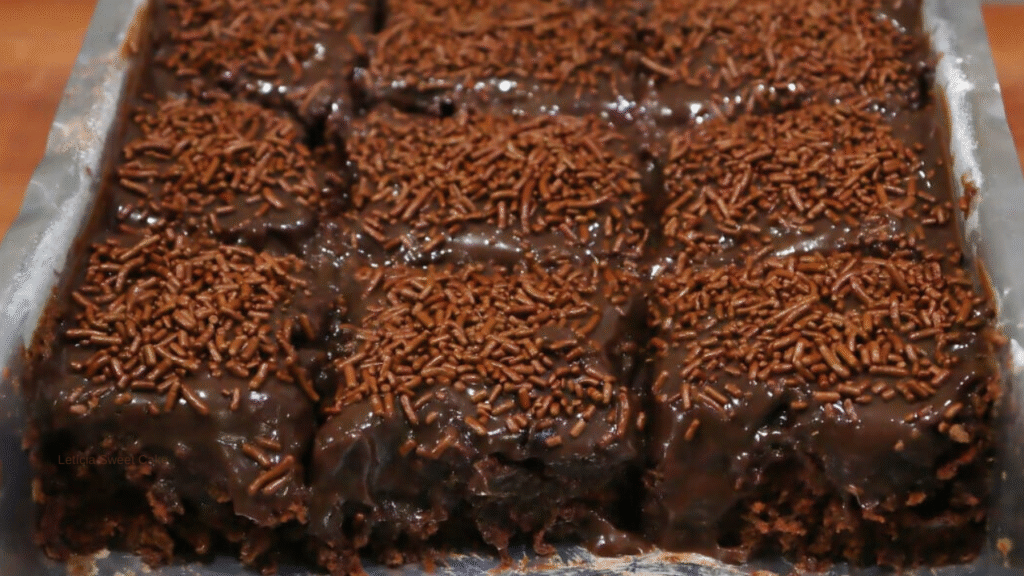 Bolo de chocolate fácil e rápido, feito com Nescau e um truque que cria uma casquinha crocante estilo brownie. Massa fofa, molhadinha e cobertura cremosa irresistível! Receita perfeita para vender ou servir no café da tarde.