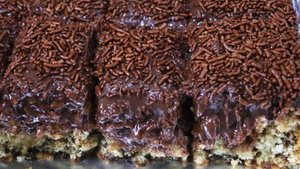 😍 Esse bolo formigueiro caseiro é super fofinho, molhadinho e com uma cobertura de brigadeiro mole deliciosa, finalizado com granulado por cima.