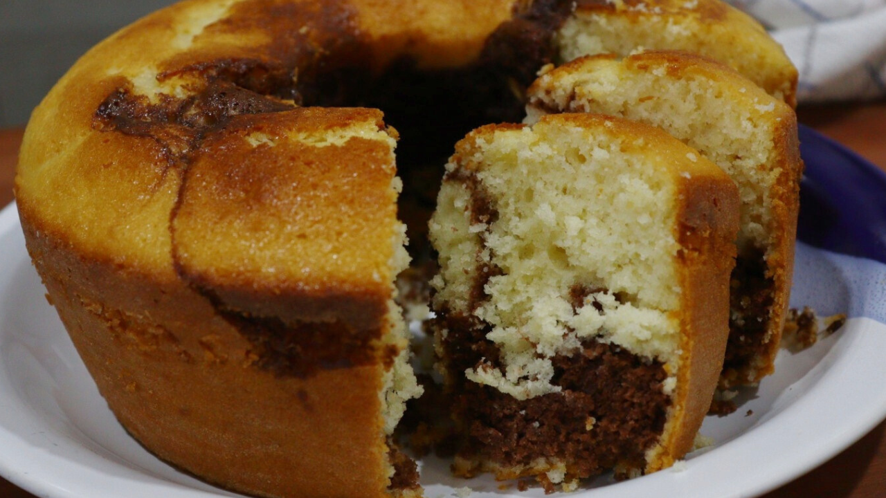 BOLO MESCLADO FOFINHO E ÚMIDO – Receita Fácil, Econômica e Perfeita para o Café