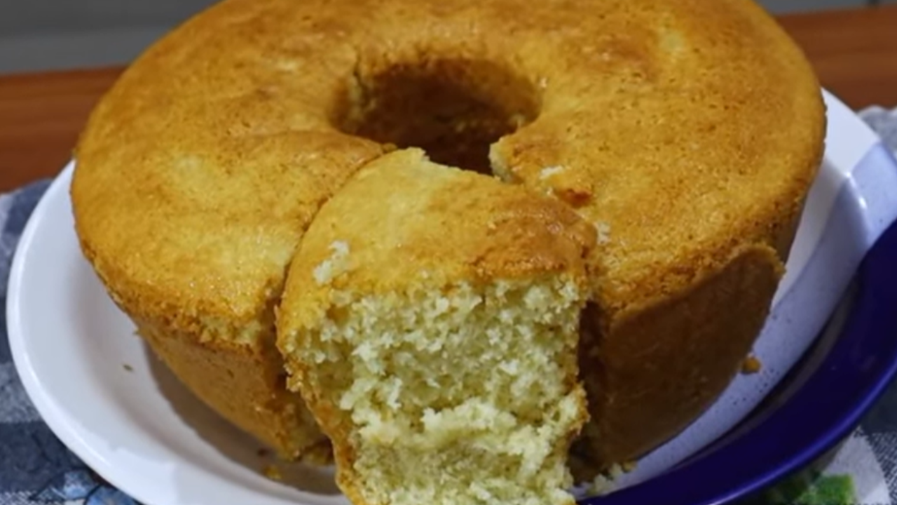 Bolo Simples Fofinho de Liquidificador que Cresce Muito e Não Sola