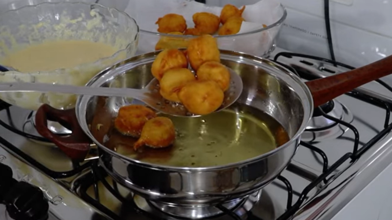 Como fazer o bolinho de chuva não ficar cru por dentro e nem encharcado de óleo