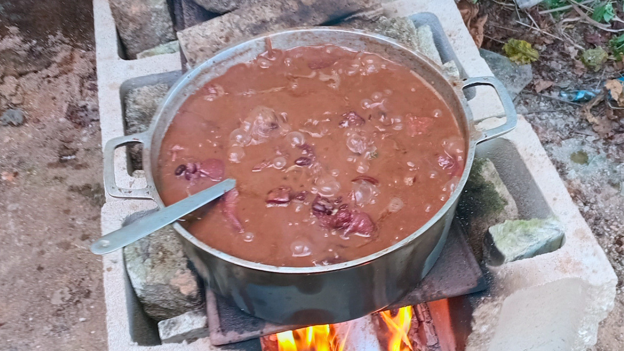 Improvisamos um Fogão com Tijolos para Fazer Essa Feijoada e o Resultado Foi Inesquecível!