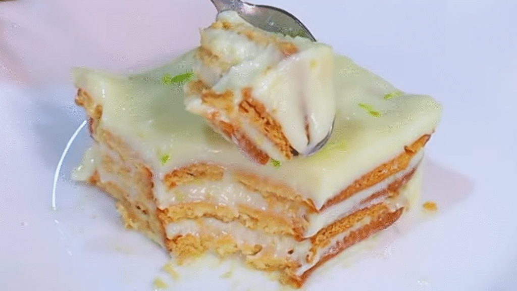 Esse Pavê de Limão especial é a sobremesa perfeita para as festas de Natal e Ano Novo: gelado, leve, econômico e com aquele toque azedinho que agrada todo mundo. Ele combina com o calor do verão, rende bastante e pode ser preparado no dia anterior para ganhar ainda mais firmeza. Decorado com raspas de limão frescas, deixa a mesa da ceia ainda mais bonita e festiva.