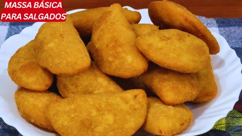 Se você quer uma receita infalível, econômica e super versátil para preparar salgados fritos, essa massa é a solução perfeita! Com ela, você pode fazer risole, coxinha, bolinha de queijo e até pastelzinho crocante. O rendimento é excelente e o resultado final é um salgado dourado, crocante por fora e macio por dentro. Além disso, vou compartilhar um truque especial de empanamento que evita que o salgado estoure na fritura e ainda deixa ele mais sequinho. Uma dica que aprendi e nunca mais deixei de usar!