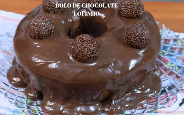 Receita de Bolo de Chocolate Fofinho com Cobertura Cremosa.