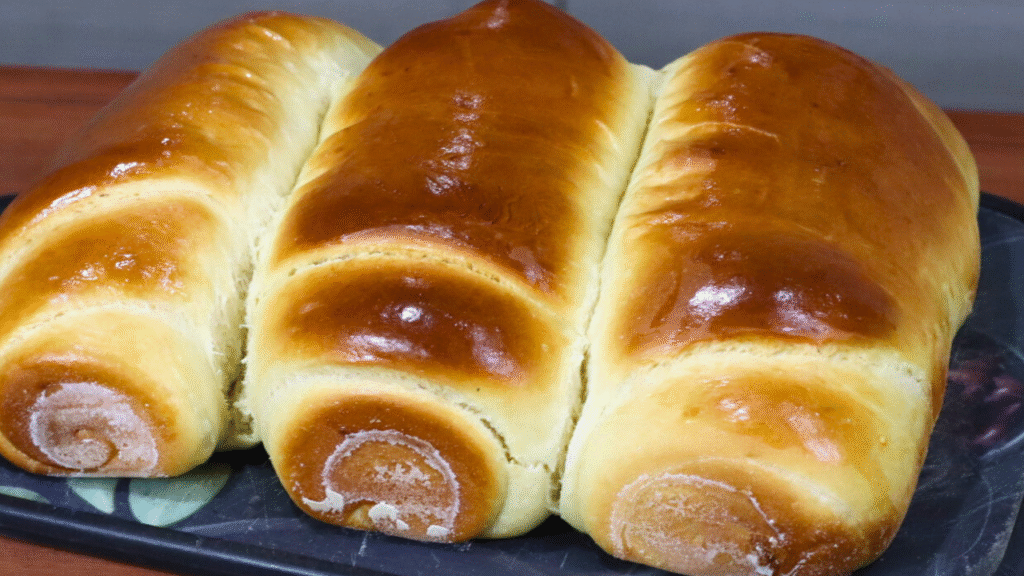 Pão Caseiro Super Fofinho e Crescido. Receita Fácil e Rápida 1 Aprenda a fazer pão caseiro fofinho que cresce muito! Receita fácil, econômica e perfeita para o café ou para vender. Clique e veja o passo a passo!