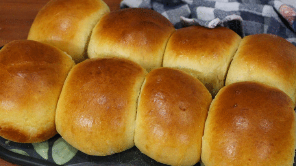 Pão de batata fofinho e fácil feito na batedeira. Receita prática para café da manhã, lanche ou venda. Massa macia e sabor irresistível!