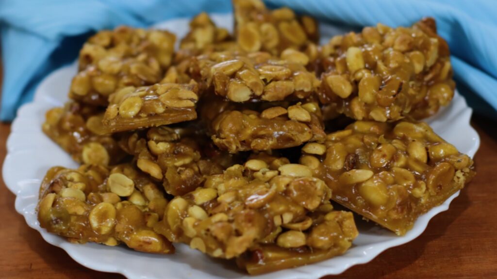 Pé de Moleque Perfeito com Apenas 3 Ingredientes 1 pe de moleque com apenas 3 ingredientes amendoim margarina e acucar