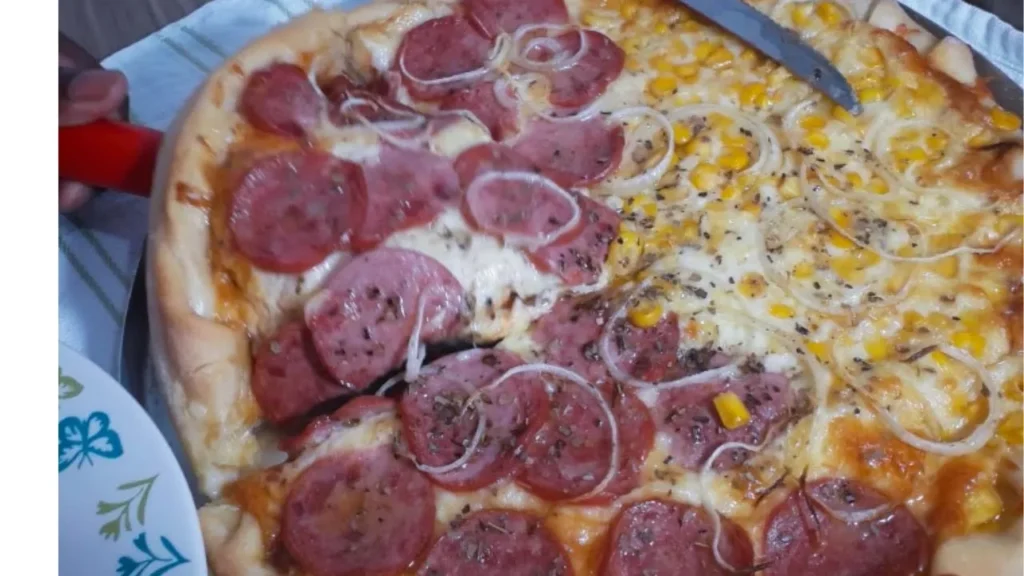 Aprenda como fazer pizza caseira com massa profissional, leve e macia! Receita fácil, saborosa e perfeita para rechear com o que quiser. Nunca mais compre pizza pronta!