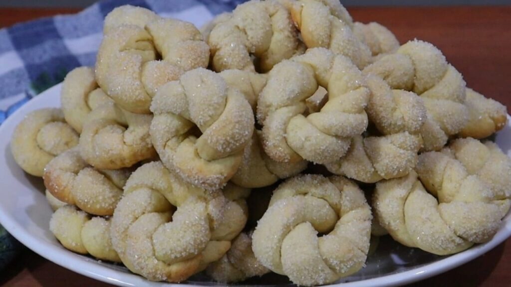 Rosquinha de creme de leite fácil e econômica. Rende muito, fica macia por dentro e levemente crocante por fora. Receita perfeita para vender ou servir no café!