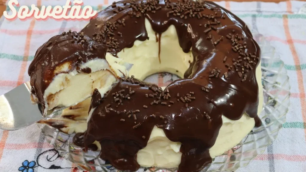 Receita fácil de sorvetão cremoso, também chamado de pudim de sorvete. Sobremesa simples, gelada e perfeita para preparar com antecedência.